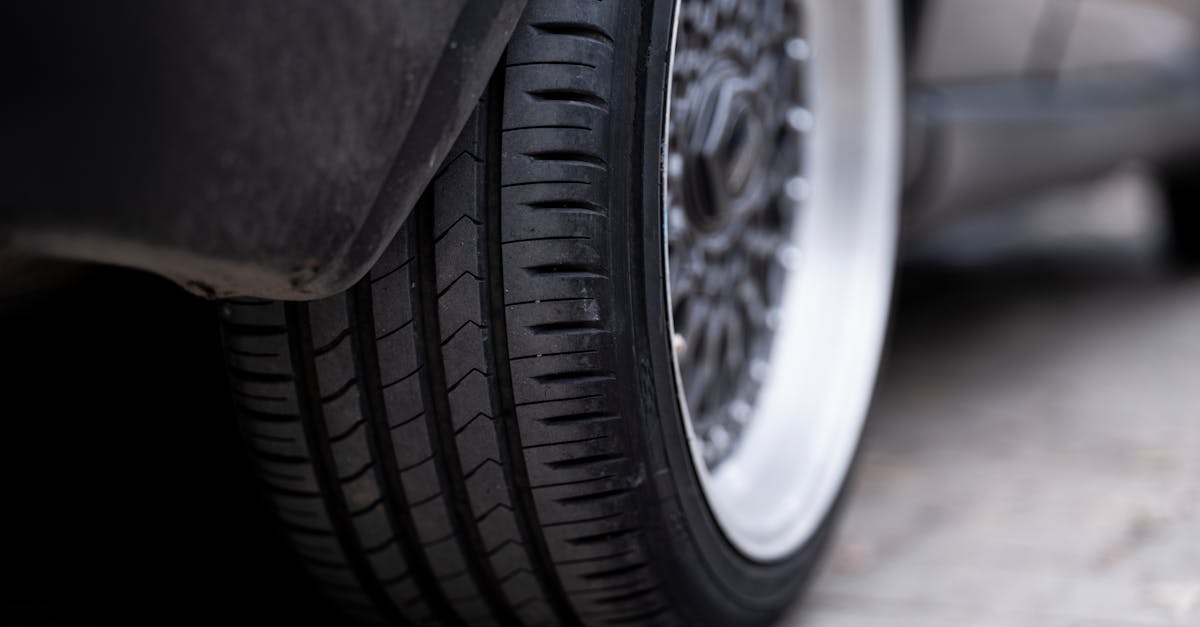 optimisez la durée de vie de vos pneus et assurez votre sécurité avec un bon parallélisme. découvrez pourquoi le réglage de l'alignement des pneus est essentiel pour votre voiture et comment reconnaître les signes d’un mauvais alignement.