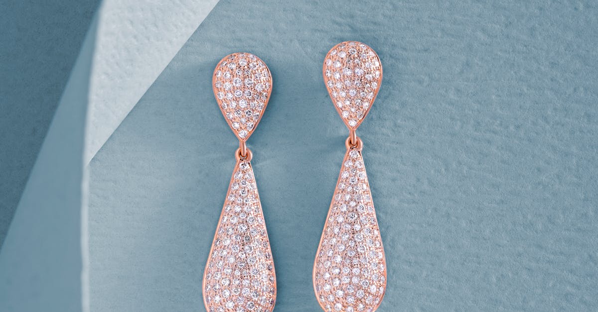 découvrez notre collection élégante de boucles d'oreilles plaquées or, alliant style et qualité pour sublimer toutes vos tenues.
