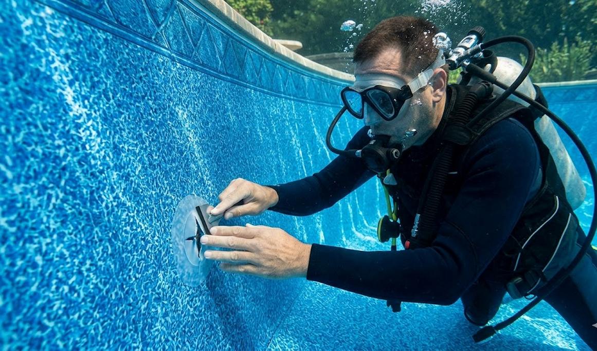 Réparer une fuite liner de piscine sous l'eau avec une rustine