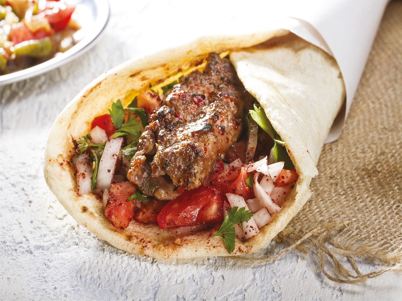 découvrez notre recette facile de kebab de poulet fait maison, savoureuse et parfaite pour un repas gourmand à partager.
