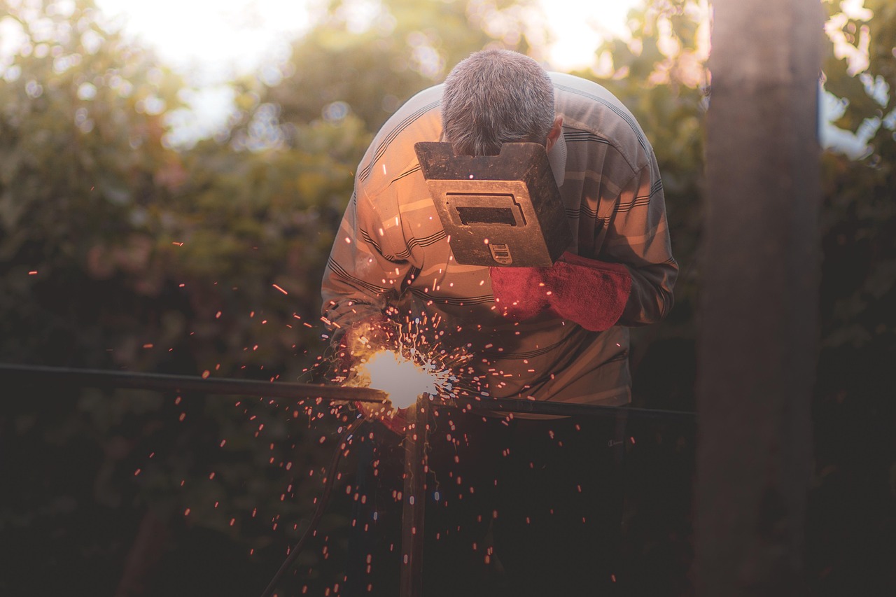 découvrez les techniques de soudage et d'expansion des métaux pour des assemblages solides et durables dans divers projets industriels et artisanaux.