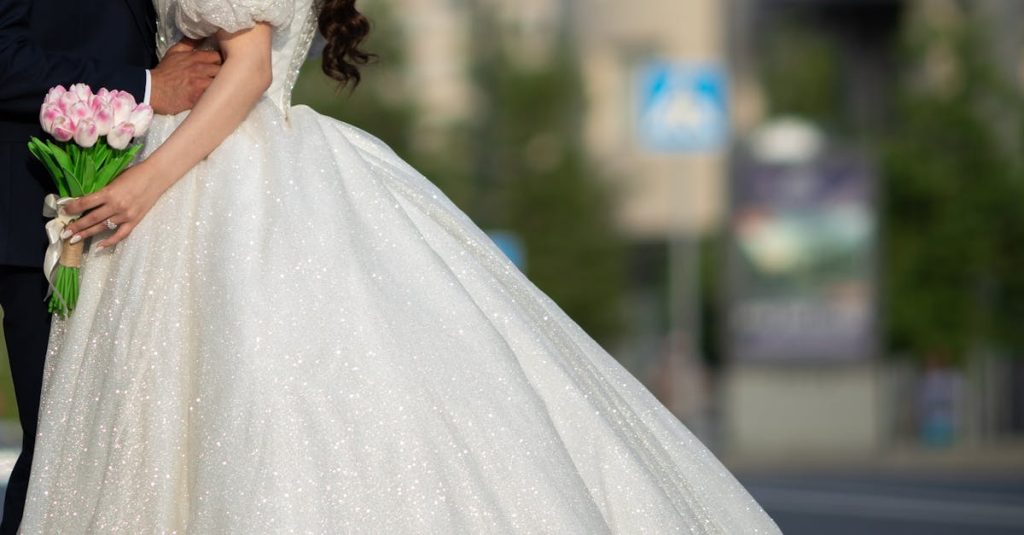 découvrez notre collection de robes de mariée courtes alliant élégance et modernité, parfaites pour un mariage chic et confortable.