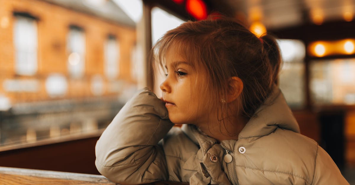 découvrez les conseils essentiels pour voyager en train avec des enfants et rendre votre trajet agréable et sans stress pour toute la famille.