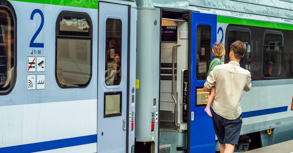 découvrez les conseils et astuces pour voyager en train avec des enfants, afin de rendre votre trajet confortable et agréable pour toute la famille.