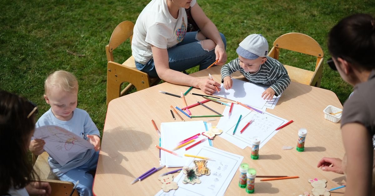 professionnels de la petite enfance : compétences, rôles et formations pour accompagner le développement des jeunes enfants.
