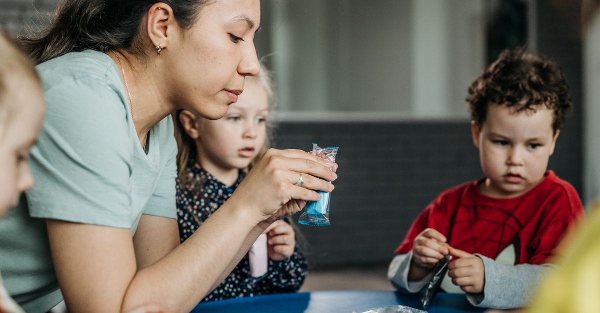 professionnels de la petite enfance : experts dédiés au développement, à l'éducation et au bien-être des jeunes enfants.