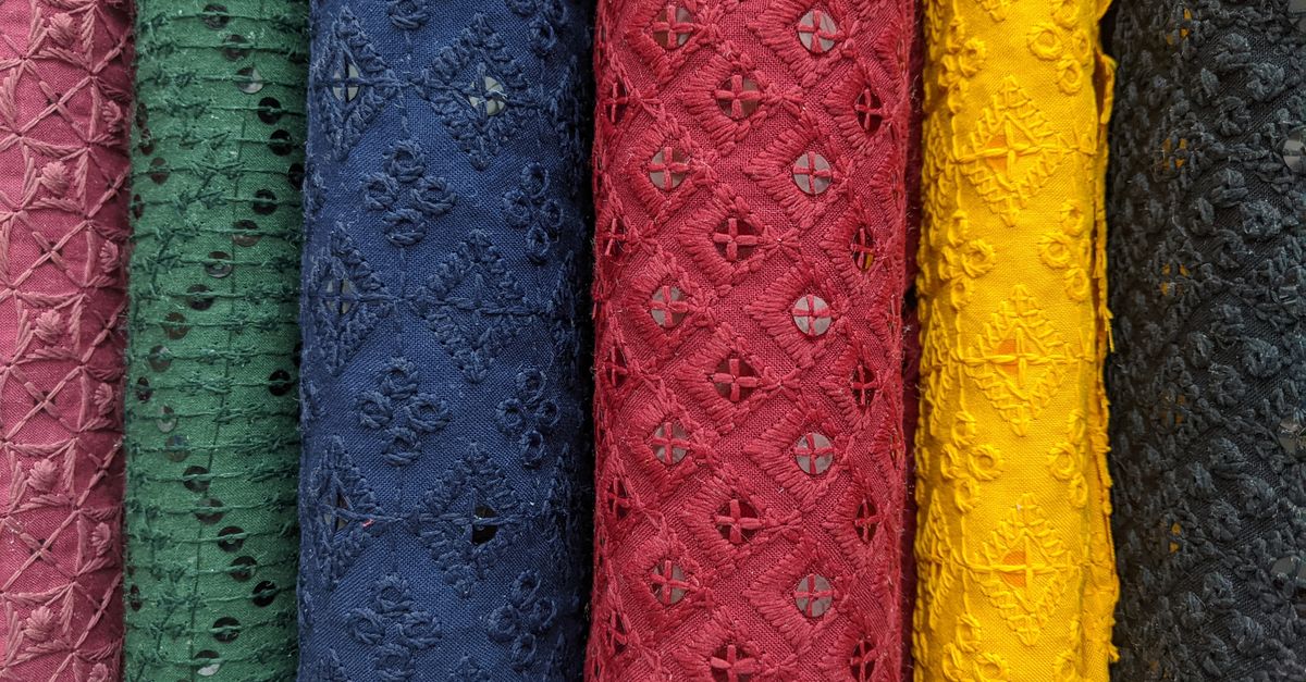 découvrez l'art de la broderie, une technique délicate et créative pour embellir vos tissus avec des motifs uniques et personnalisés.