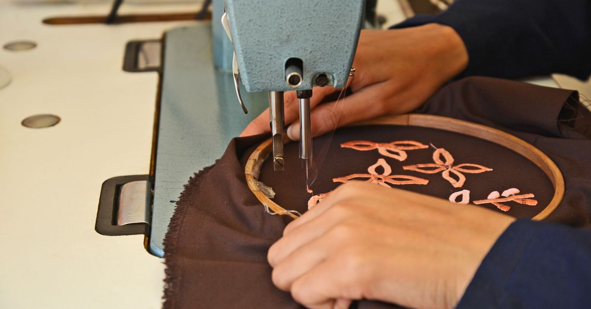découvrez l'art délicat de la broderie, une technique raffinée pour embellir tissus et créations avec des motifs uniques et personnalisés.